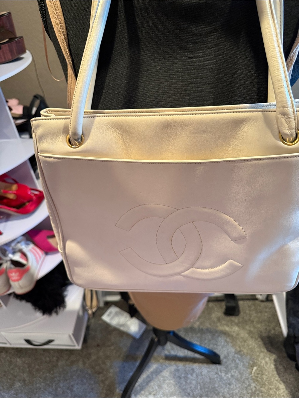 CHANEL Cream Leather Shoulder Bag with Interlocking CC